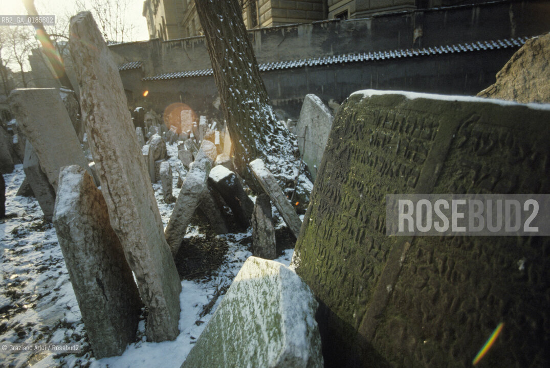 ( REPUBBLICA CECA ) PRAGA : JOSEFOV ( GHETTO EBRAICO )  - BETH-HACHAJIM ( ANTICO CIMITERO EBRAICO ) - © 1986 Graziano Arici/Rosebud2 / GEO / LAPIDE / EBREI