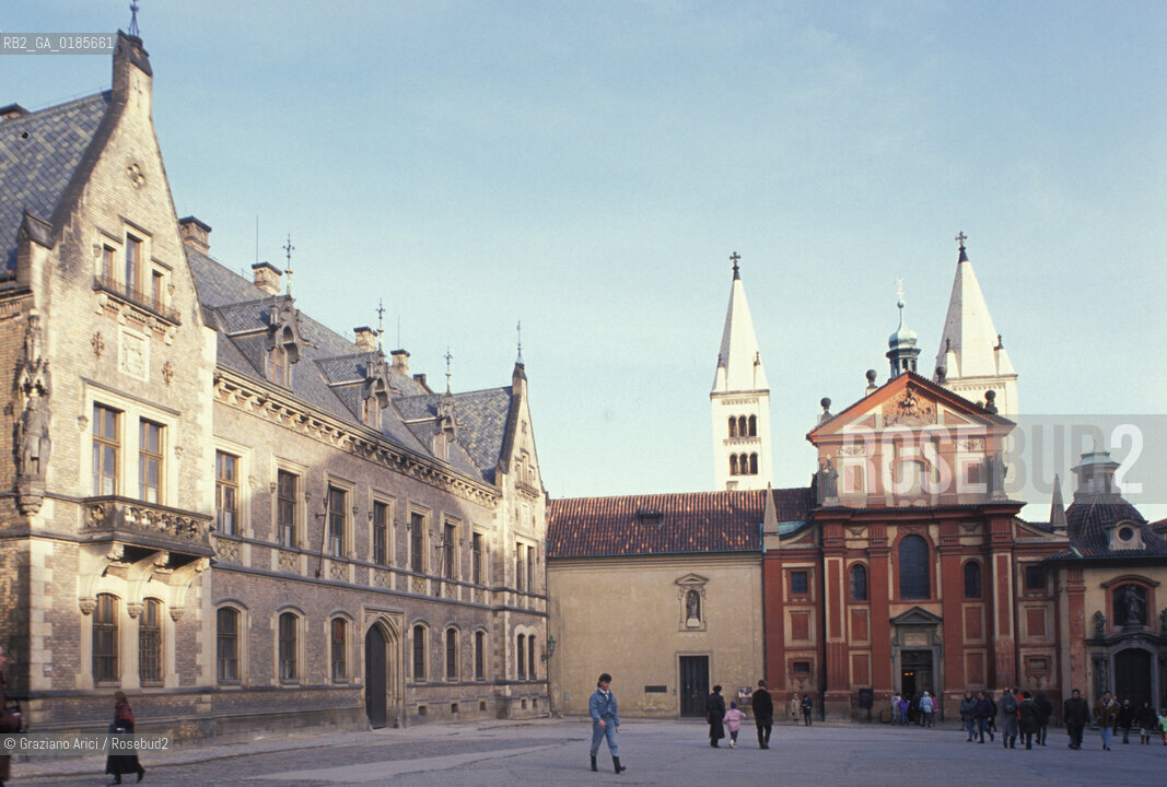 ( REPUBBLICA CECA ) PRAGA :UNA PIAZZA DEL QUARTIERE DEL CASTELLO ( HRADCANY) - © 1986 Graziano Arici/Rosebud2 / GEO