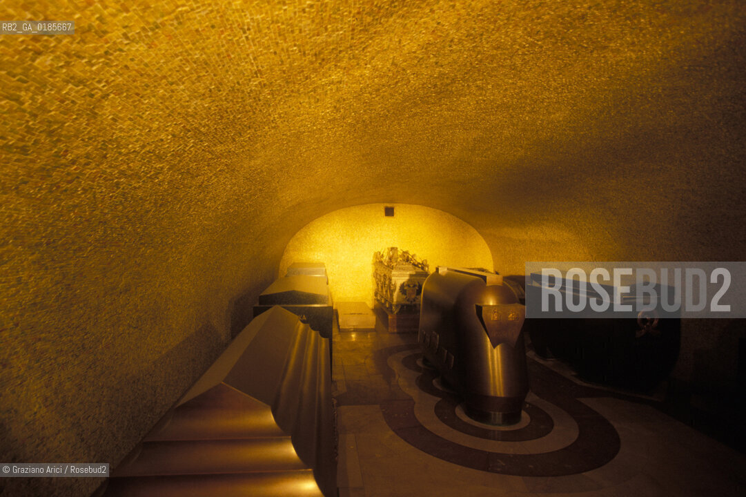 ( REPUBBLICA CECA ) PRAGA : CATTEDRALE DI S.VITO - TOMBE IMPERIALI ( HRADCANY) - © 1986 Graziano Arici/Rosebud2 / GEO