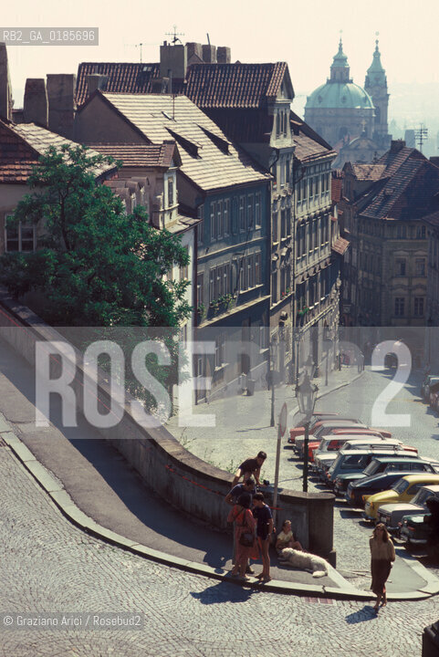( REPUBBLICA CECA ) PRAGA :  ( QUARTIERE DI MALA STRANA ) VIA NERUDOVA  - © 1986 Graziano Arici/Rosebud2 / GEO