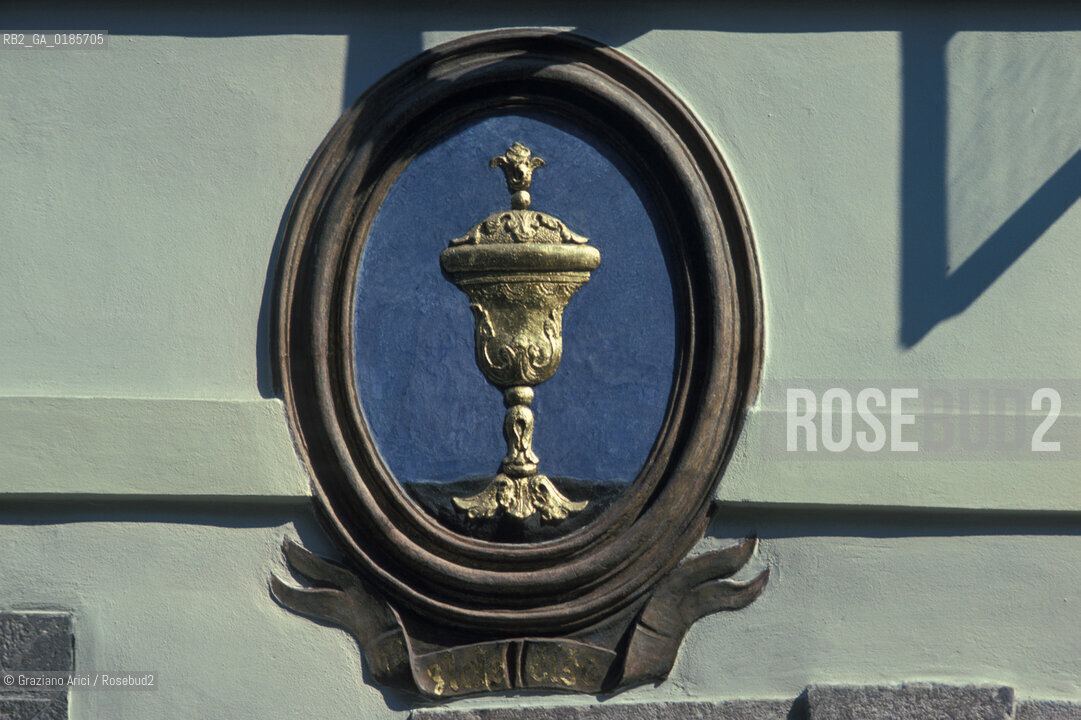 ( REPUBBLICA CECA ) PRAGA :  ( QUARTIERE DI MALA STRANA ) VIA NERUDOVA - STEMMA  - © 1986 Graziano Arici/Rosebud2 / GEO