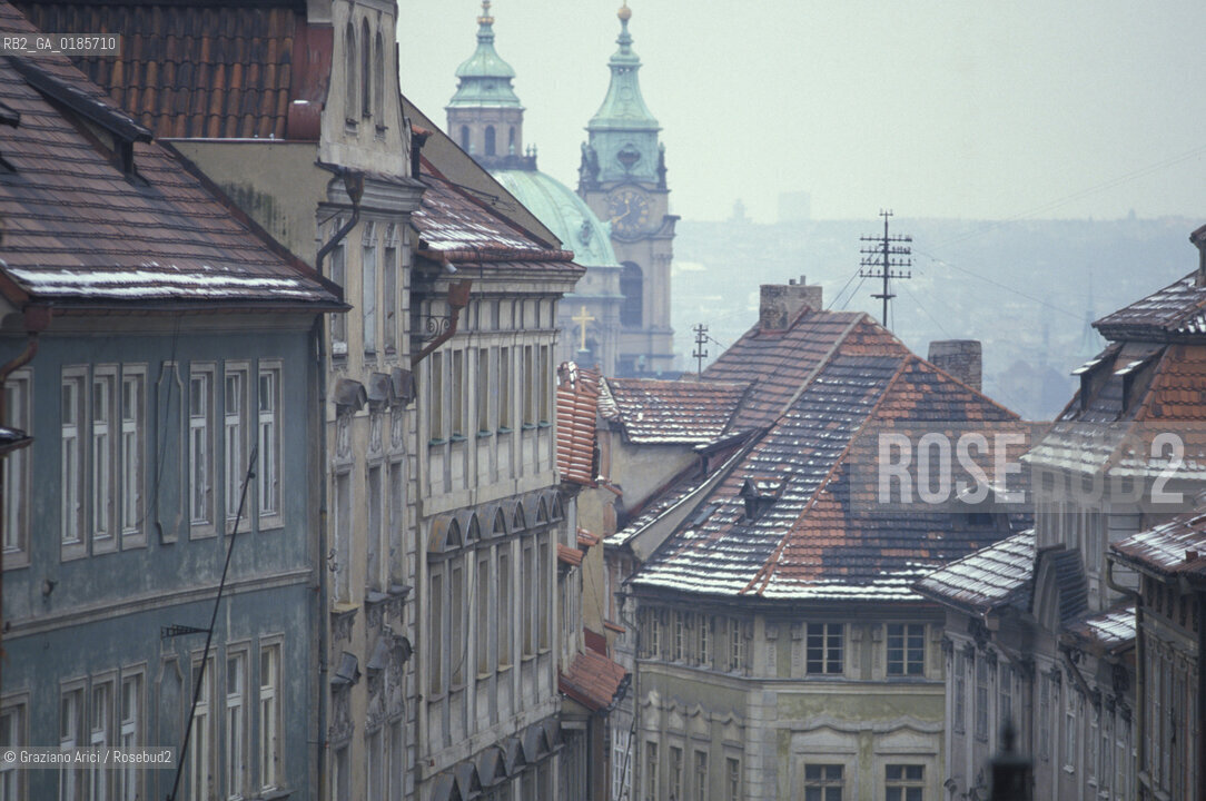 ( REPUBBLICA CECA ) PRAGA :  ( QUARTIERE DI MALA STRANA ) VIA NERUDOVA   - © 1986 Graziano Arici/Rosebud2 / GEO