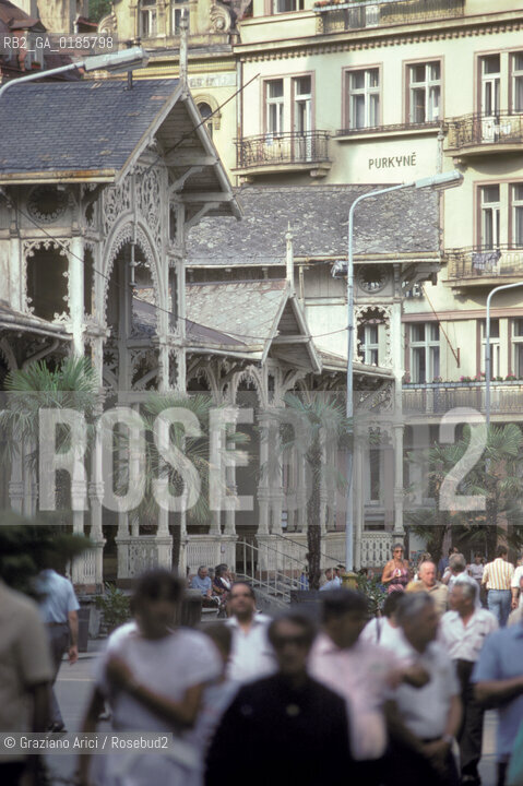 ( REPUBBLICA CECA ) -  BOEMIA  -  KARLOVY VARY ( KARLSBAD )  -  LA CITTA  - © 1986 Graziano Arici/Rosebud2 / GEO / TERME / ACQUA