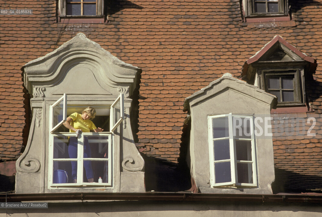 ( REPUBBLICA CECA ) -  BOEMIA  -  CHEB : CASA SULLA PIAZZA DEL RE GIORGIO  - © 1986 Graziano Arici/Rosebud2 / GEO