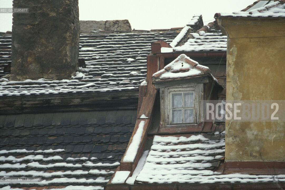 ( REPUBBLICA CECA ) PRAGA : IL QUARTIERE DI MALA STRANA TETTO - © 1986 Graziano Arici/Rosebud2 / GEO