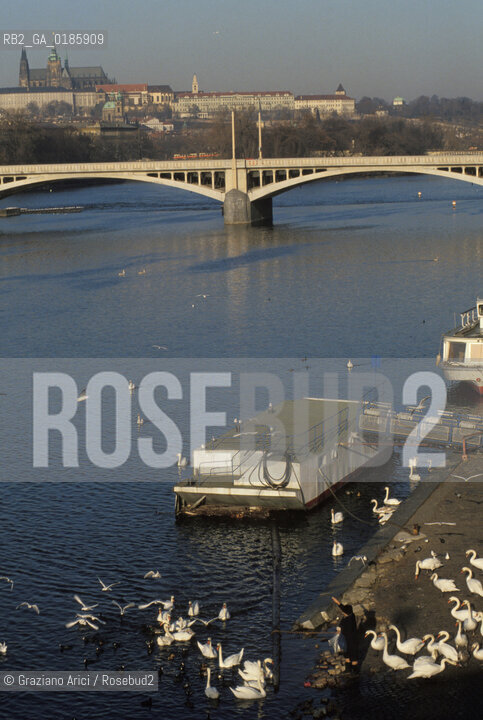 ( REPUBBLICA CECA ) PRAGA : IL FIUME MOLDAVA  - © 1986 Graziano Arici/Rosebud2 / GEO