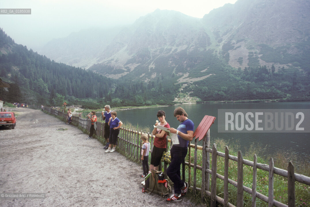 ( REPUBBLICA SLOVACCA  ) -  SLOVACCHIA  - LAGO SUI MONTI TATRA   - © 1986 Graziano Arici/Rosebud2 / GEO