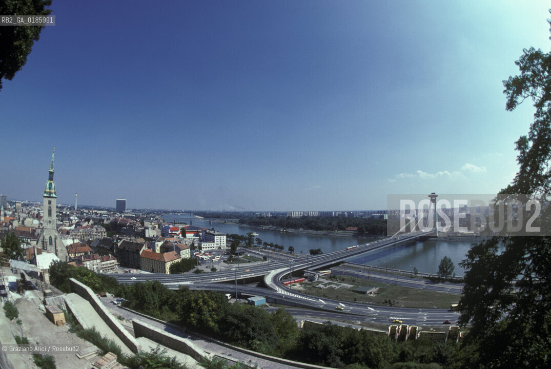 ( REPUBBLICA SLOVACCA  ) -  SLOVACCHIA  - BRATISLAVA : IL PONTE SUL FIUME DANUBIO  - © 1986 Graziano Arici/Rosebud2 / GEO