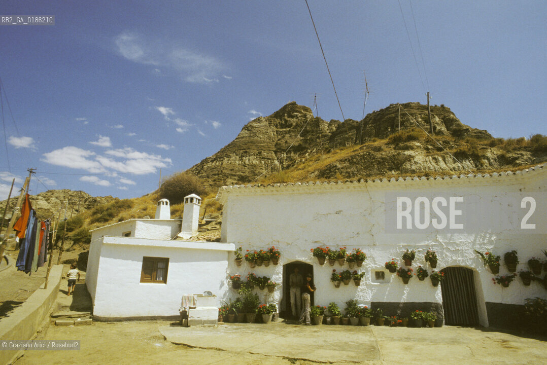 ( SPAGNA  ) ANDALUSIA GRANADA : IL VILLAGGIO TROGLODITA DI PURULLENA © 1980 Graziano Arici/Rosebud2 / GEO