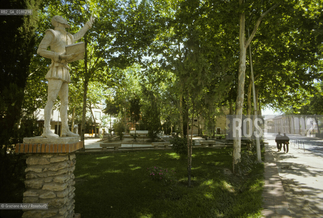 ( SPAGNA  ) MANCIA IL PAESE DI ARGAMASILLA DE ALBA IL VILLAGGIO DOVE CERVANTES FU IMPRIGIONATO, INIZIO A SCRIVERE IL LIBRO  E DOVE VISSE E MORI DON CHISCIOTTE © 1980 Graziano Arici/Rosebud2 / GEO STATUA DI CERVANTES LETTERATURA