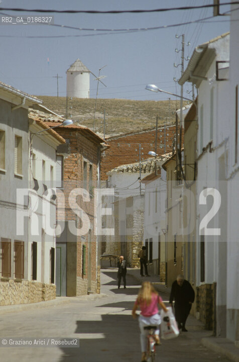 ( SPAGNA  ) MANCIA CAMPO DE CRIPTANA DOVE DON CHISCIOTTE SOSTENNE LA LOTTA CONTRO I MULINI A VENTO  © 1980 Graziano Arici/Rosebud2 / GEO LETTERATURA