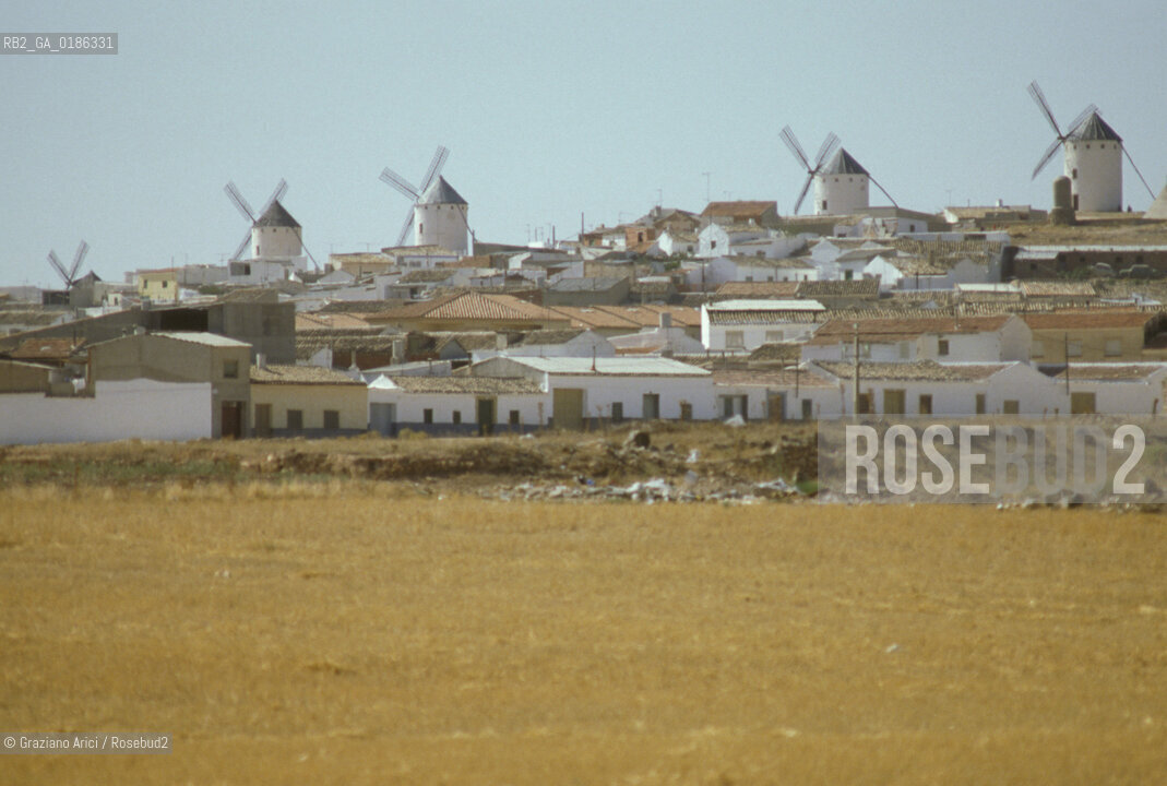 ( SPAGNA  ) MANCIA CAMPO DE CRIPTANA DOVE DON CHISCIOTTE SOSTENNE LA LOTTA CONTRO I MULINI A VENTO  © 1980 Graziano Arici/Rosebud2 / GEO LETTERATURA