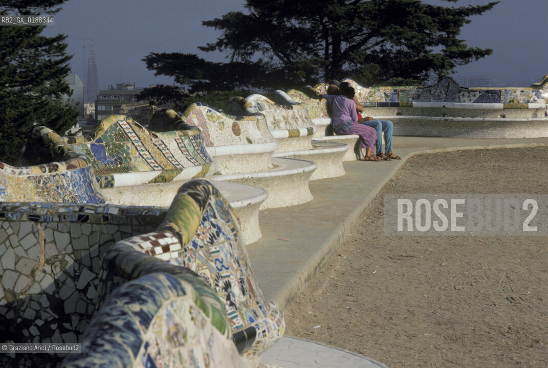 ( SPAGNA  ) CATALOGNA BARCELLONA : PARCO GUELL DI ANTONIO GAUDI   © 1990 Graziano Arici/Rosebud2 / GEO GIARDINO ARCHITETTURA MODERNA CARAMICA
