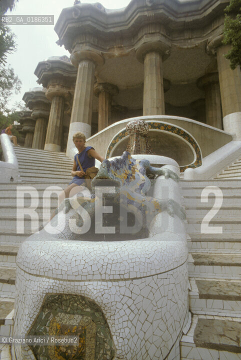 ( SPAGNA  ) CATALOGNA BARCELLONA : PARCO GUELL DI ANTONIO GAUDI   © 1990 Graziano Arici/Rosebud2 / GEO GIARDINO ARCHITETTURA MODERNA CERAMICA