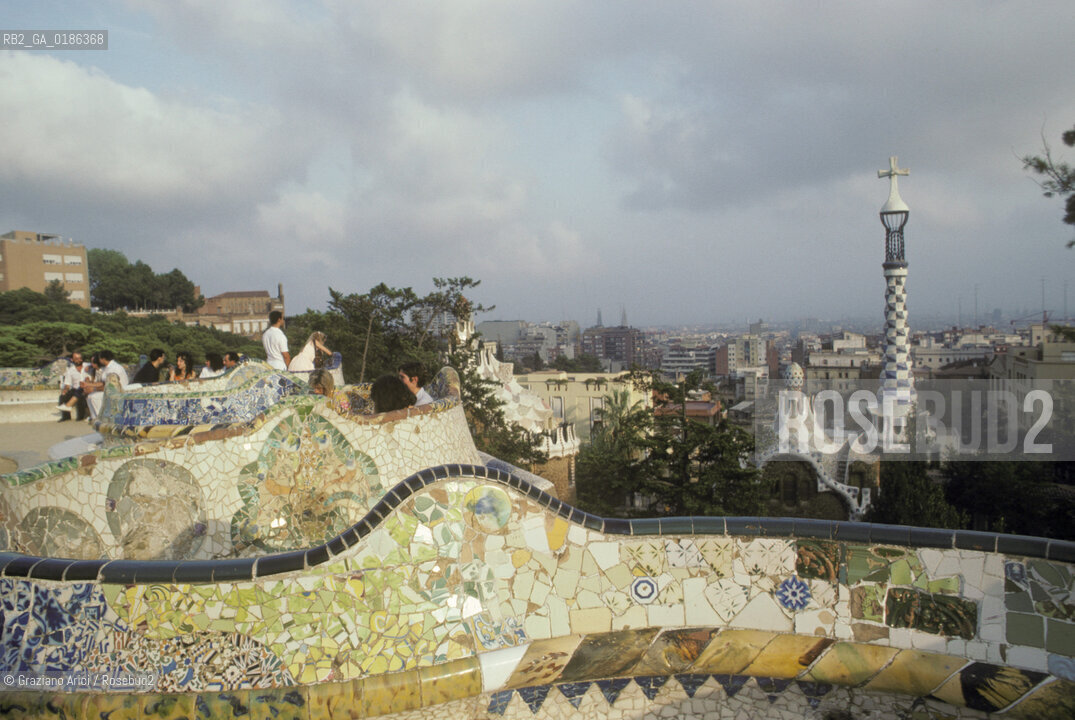 ( SPAGNA  ) CATALOGNA BARCELLONA : PARCO GUELL DI ANTONIO GAUDI   © 1990 Graziano Arici/Rosebud2 / GEO GIARDINO ARCHITETTURA MODERNA CERAMICA