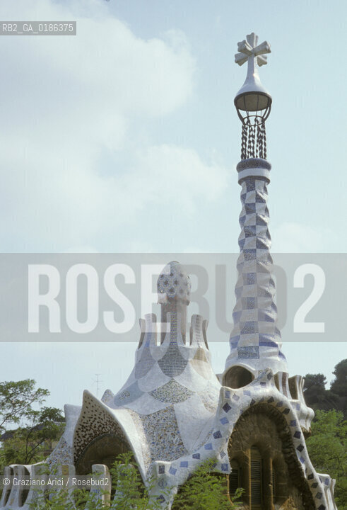 ( SPAGNA  ) CATALOGNA BARCELLONA : PARCO GUELL DI ANTONIO GAUDI   © 1990 Graziano Arici/Rosebud2 / GEO GIARDINO ARCHITETTURA MODERNA CERAMICA