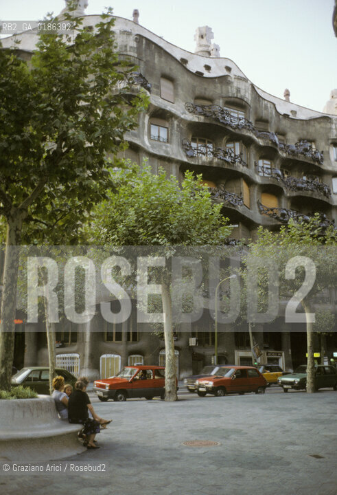 ( SPAGNA  ) CATALOGNA BARCELLONA : IL PASEO DE GRACIA E LA CASA PEDRERA DI ANTONIO GAUDI   © 1990 Graziano Arici/Rosebud2 / GEO ARCHITETTURA MODERNA