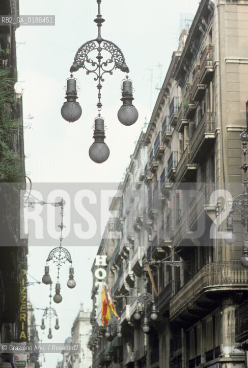( SPAGNA  ) CATALOGNA BARCELLONA : UNA VIA DEL CENTRO   © 1990 Graziano Arici/Rosebud2 / GEO LAMPIONE