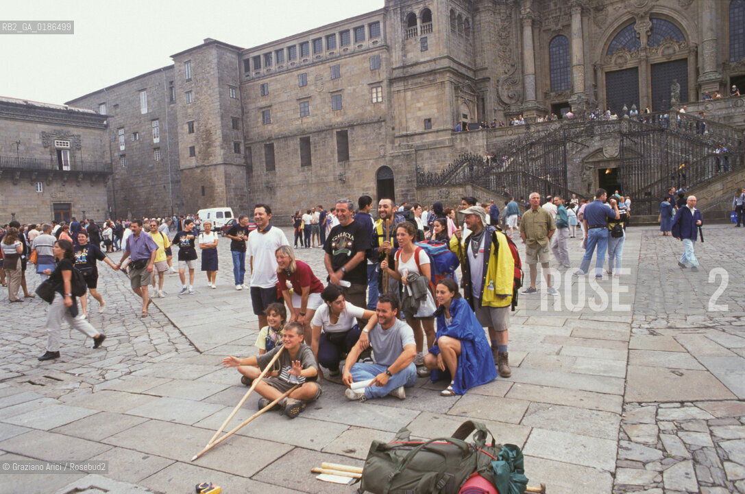 ( SPAGNA  ) GALIZIA SANTIAGO DE COMPOSTELA : PELLEGRINI DAVANTI ALLA CATTEDRALE    © 2000 Graziano Arici/Rosebud2 / GEO