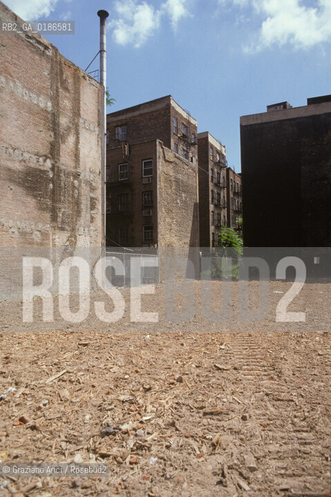 ( STATI UNITI DAMERICA - USA  ) NEW YORK CITY : UNA STRADA DI BROOKLYN  - © 1986 Graziano Arici/Rosebud2 / GEO / EDIFICIO ABBATTUTO