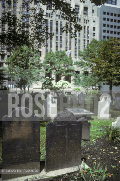 ( STATI UNITI DAMERICA - USA  ) NEW YORK CITY : IL CIMITERO DELLA CHIESA DI ST.PATRICK- © 1986 Graziano Arici/Rosebud2 / GEO / QUARTIERE DEGLI AFFARI