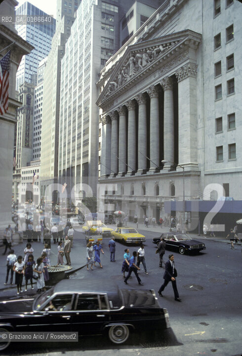 ( STATI UNITI DAMERICA - USA  ) NEW YORK CITY : WALL STREET - BORSA - STOCK EXCHANGE - © 1986 Graziano Arici/Rosebud2 / GEO / QUARTIERE DEGLI AFFARI