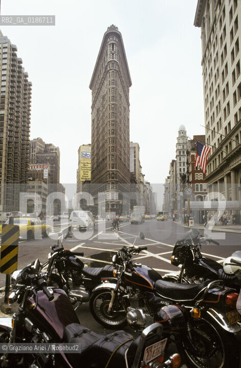 ( STATI UNITI DAMERICA - USA  ) NEW YORK CITY :  GRATTACIELO FLATIRON BUILDING- © 1986 Graziano Arici/Rosebud2 / GEO / ARCHITETTURA MODERNA