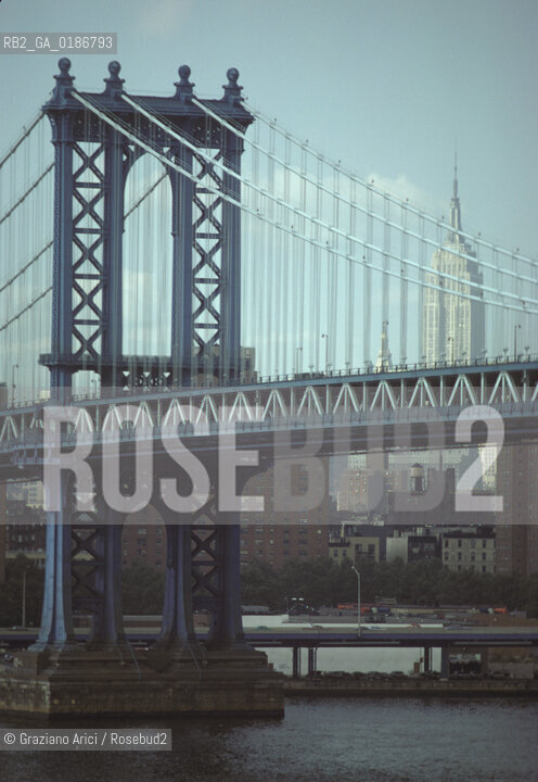 ( STATI UNITI DAMERICA - USA  ) NEW YORK CITY : MANHATTAN SKYLINE  E MANHATTAN BRIDGE - © 1986 Graziano Arici/Rosebud2 / GEO / PONTE