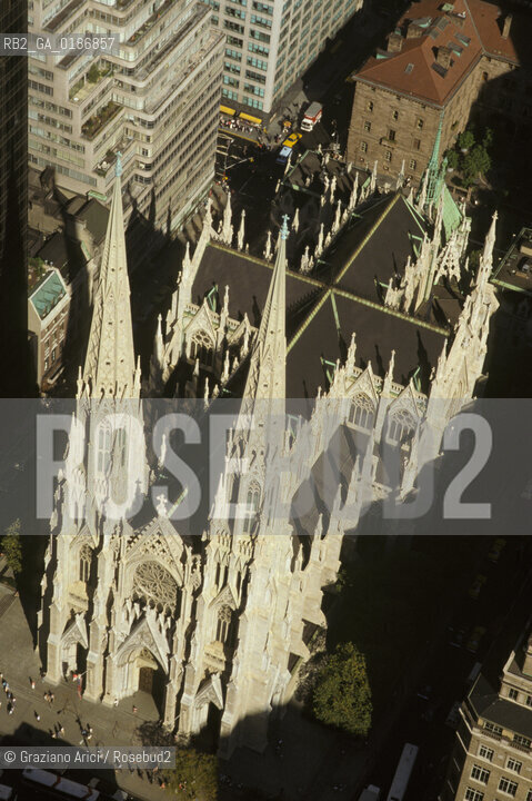 ( STATI UNITI DAMERICA - USA  ) NEW YORK CITY : LA CITTA VISTA DA UN GRATTACIELO   - © 1986 Graziano Arici/Rosebud2 / GEO / LA CATTEDRALE DI ST.PATRICK