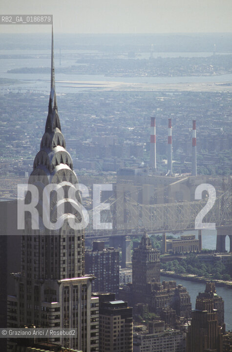 ( STATI UNITI DAMERICA - USA  ) NEW YORK CITY : LA CITTA VISTA DA UN GRATTACIELO   - © 1986 Graziano Arici/Rosebud2 / GEO / IL CHRYSLER BUILDING