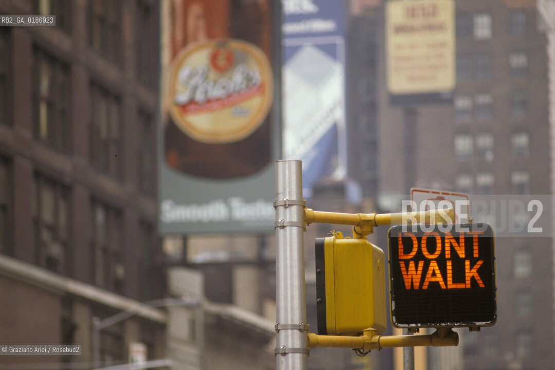 ( STATI UNITI DAMERICA - USA  ) NEW YORK CITY : UNA STRADA DI MANHATTAN    - © 1986 Graziano Arici/Rosebud2 / GEO