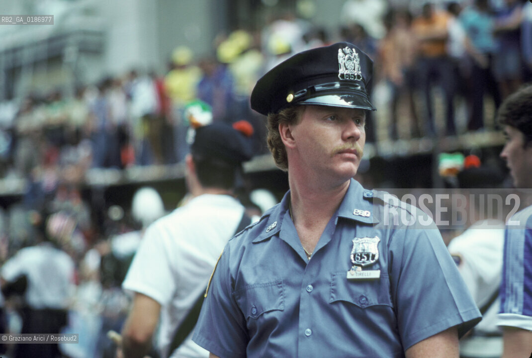 ( STATI UNITI DAMERICA - USA  ) NEW YORK CITY :  PARADE  SU BROADWAY PER FESTEGGIARE LE MEDAGLIE DORO DELLOLIMPIADE 1984 - © 1984 Graziano Arici/Rosebud2 / GEO / POLIZIOTTO