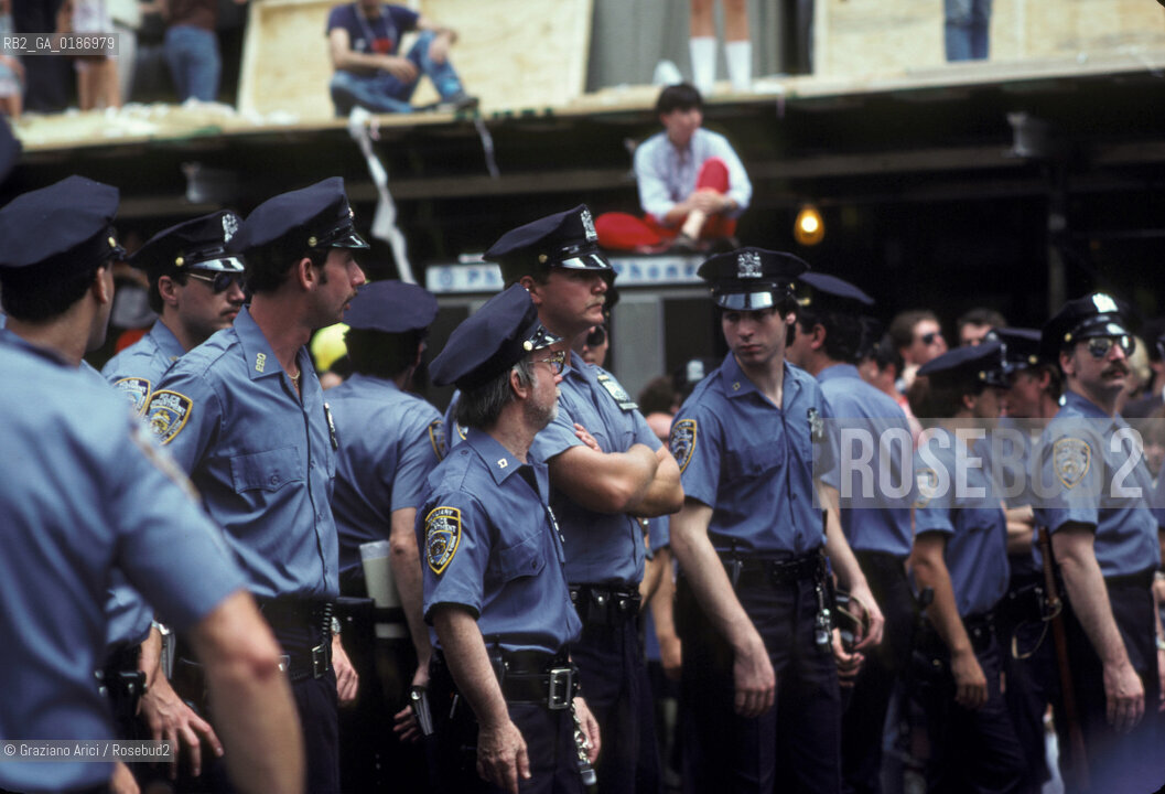 ( STATI UNITI DAMERICA - USA  ) NEW YORK CITY :  PARADE  SU BROADWAY PER FESTEGGIARE LE MEDAGLIE DORO DELLOLIMPIADE 1984 - © 1984 Graziano Arici/Rosebud2 / GEO / POLIZIOTTO