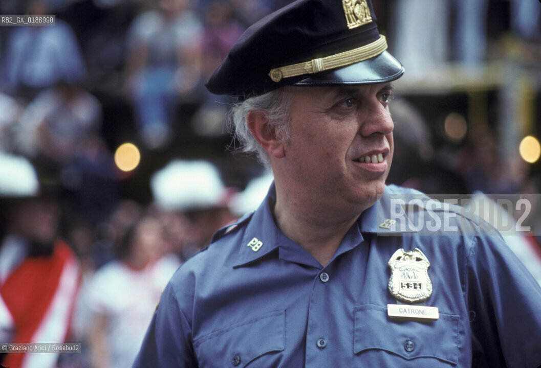 ( STATI UNITI DAMERICA - USA  ) NEW YORK CITY :  PARADE  SU BROADWAY PER FESTEGGIARE LE MEDAGLIE DORO DELLOLIMPIADE 1984 - © 1984 Graziano Arici/Rosebud2 / GEO / POLIZIOTTO