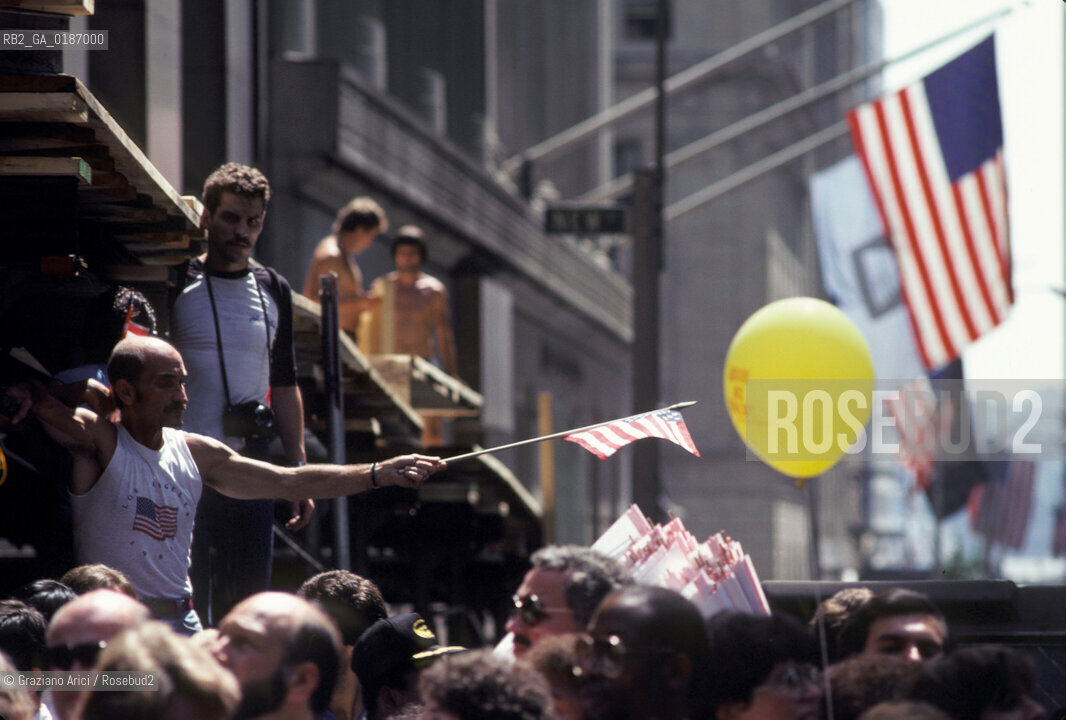( STATI UNITI DAMERICA - USA  ) NEW YORK CITY :  PARADE  SU BROADWAY PER FESTEGGIARE LE MEDAGLIE DORO DELLOLIMPIADE 1984 - © 1984 Graziano Arici/Rosebud2 / GEO / BANDIERA
