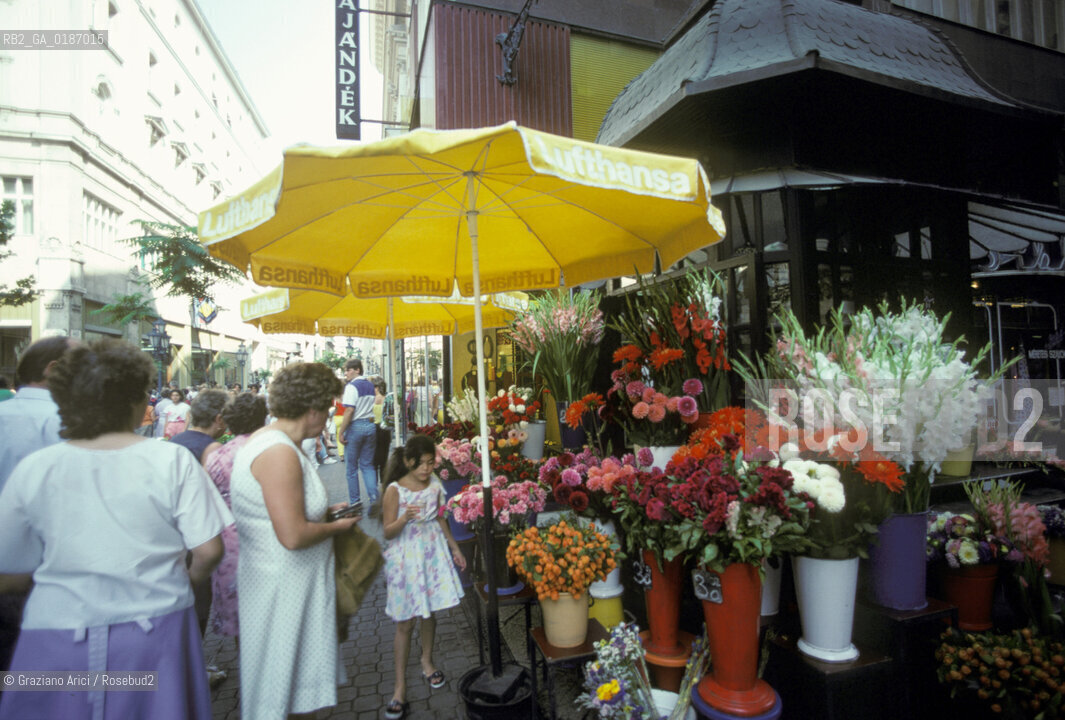 ( UNGHERIA  ) BUDAPEST :UN NEGOZIO DI FIORI  © 2000 Graziano Arici/Rosebud2 / GEO