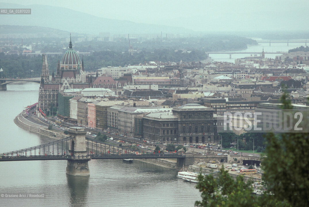( UNGHERIA  ) BUDAPEST : PANORAMA CON IL FIUME DANUBIO E IL PARLAMENTO  © 2000 Graziano Arici/Rosebud2 / GEO