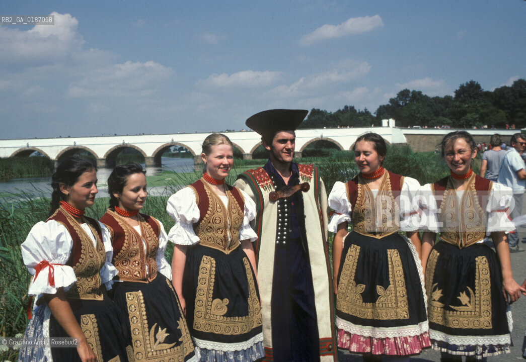 ( UNGHERIA  ) LA PUSZTA DI HORTOBAGY   UN GRUPPO FOLKLORISTICO   © 2000 Graziano Arici/Rosebud2 / GEO