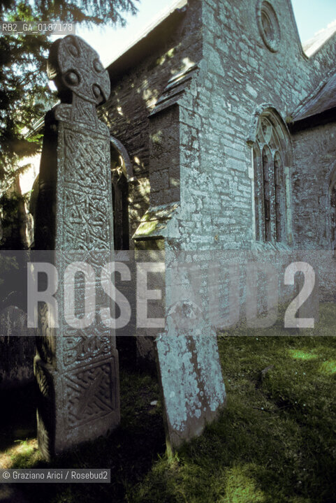 ( GRAN BRETAGNA  )  CROCE CELTICA NEL VILLAGGIO DI NEVERN  © 1990 Graziano Arici/Rosebud2 / GEO / GALLES