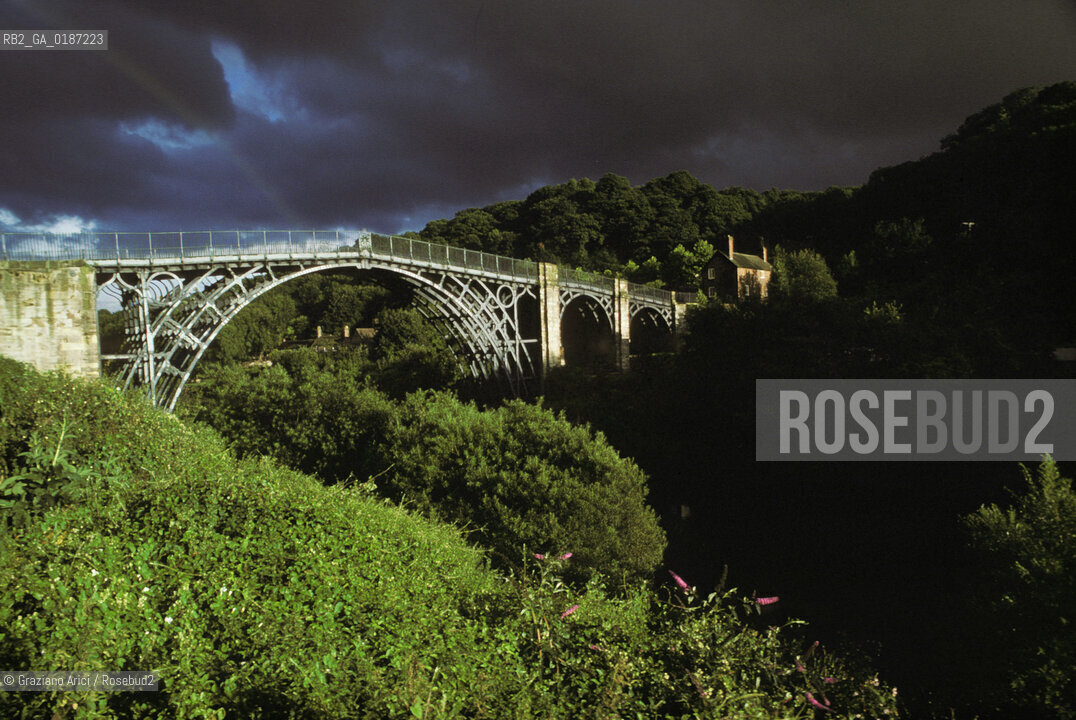 ( GRAN BRETAGNA  )  IRONBRIDGE  : IL PONTE IN FERRO PIU ANTICO DEL MONDO , SUL FIUME SEVERN  © 1990 Graziano Arici/Rosebud2 / GEO / SHROPSHIRE /  ARCHEOLOGIA INDUSTRALE ARCOBALENO