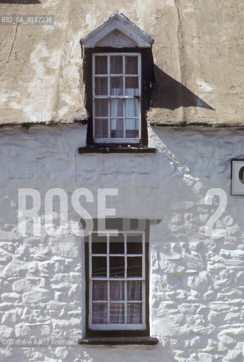 ( GRAN BRETAGNA  )  ST.DAVIDS  : FINESTRA DI UN COTTAGE  © 1990 Graziano Arici/Rosebud2 / GEO / GALLES