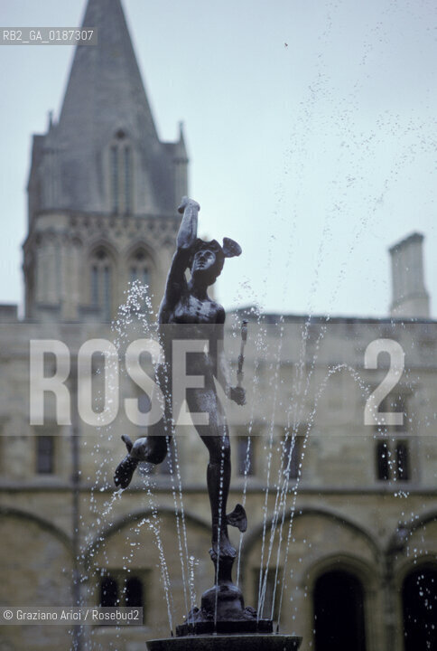 ( GRAN BRETAGNA  )  OXFORD  : LA STATUA DEL PERSEO NEL CORTILE DEL CHRIST CHURCH COLLEGE    © 1990 Graziano Arici/Rosebud2 / GEO / UNIVERSITA