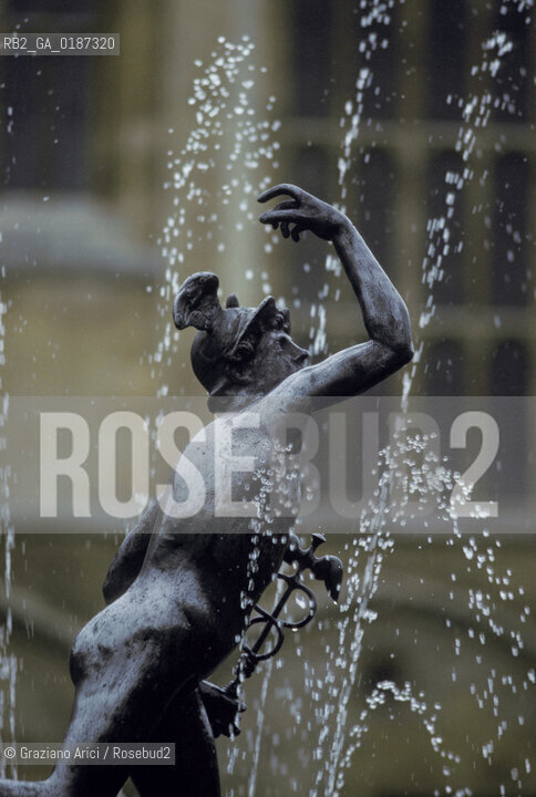 ( GRAN BRETAGNA  )  OXFORD  : IL PERSEO NEL CORTILE DEL CHRIST CHURCH COLLEGE    © 1990 Graziano Arici/Rosebud2 / GEO / UNIVERSITA FONTANA