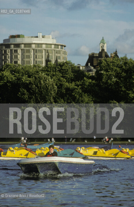 ( GRAN BRETAGNA  )  LONDRA  :  IL LAGHETTO AD HIDE PARK           © 1990 Graziano Arici/Rosebud2 / GEO PARCO