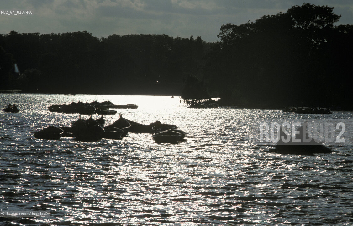 ( GRAN BRETAGNA  )  LONDRA  :  IL LAGHETTO AD HIDE PARK           © 1990 Graziano Arici/Rosebud2 / GEO PARCO