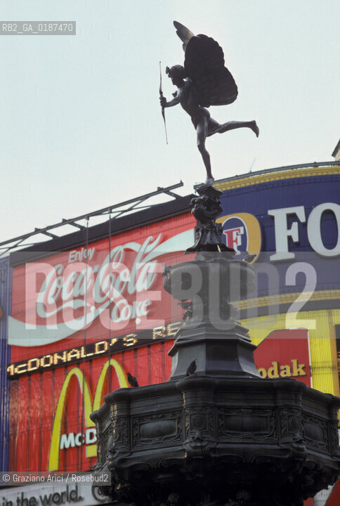 ( GRAN BRETAGNA  )  LONDRA  : LA PIAZZA PICCADILLY CIRCUS  © 1990 Graziano Arici/Rosebud2 / GEO LA STATUETTA DI EROS