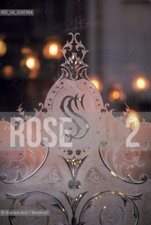 ( GRAN BRETAGNA  )  LONDRA  : VETRINA DI UN PUB  © 1990 Graziano Arici/Rosebud2 / GEO INSEGNA