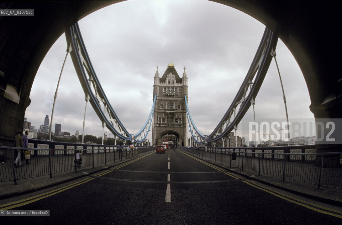 ( GRAN BRETAGNA  )  LONDRA  : IL PONTE TOWER BRIDGE  © 1990 Graziano Arici/Rosebud2 / GEO .