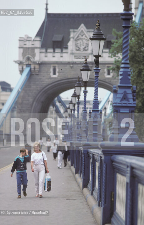 ( GRAN BRETAGNA  )  LONDRA  : IL PONTE TOWER BRIDGE  © 1990 Graziano Arici/Rosebud2 / GEO