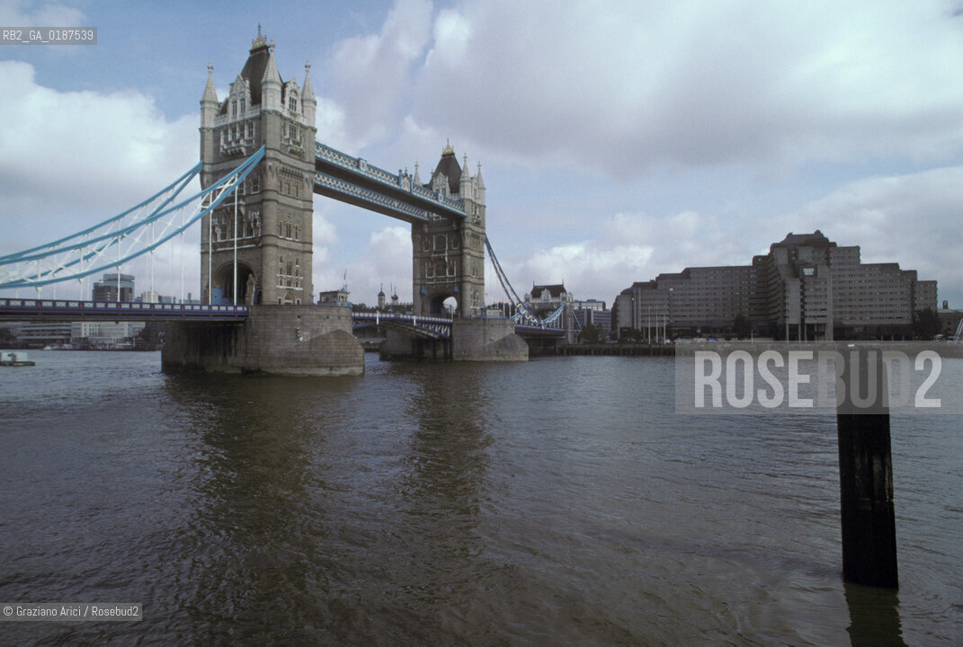 ( GRAN BRETAGNA  )  LONDRA  : IL PONTE TOWER BRIDGE  © 1990 Graziano Arici/Rosebud2 / GEO